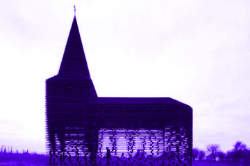 Foto einer Kirche, die aus Stapeln von Holzbrettern gemacht ist